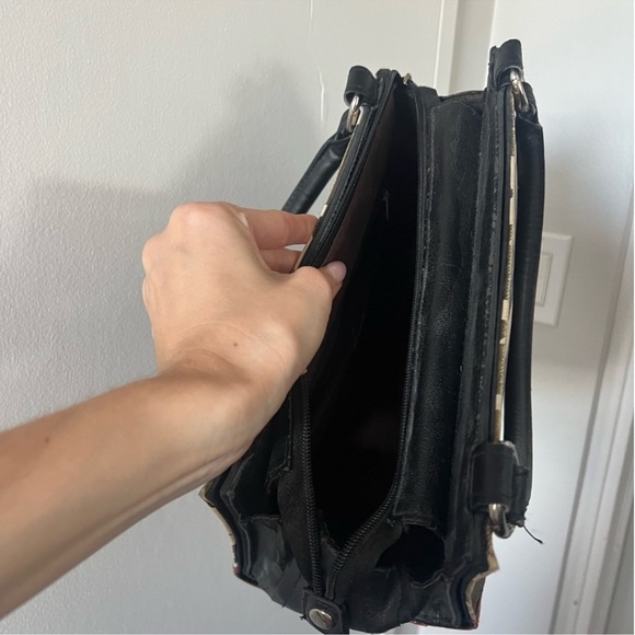 Stylish Giraffe Print Handbag with Black and Red Accents - Picture 5 of 5